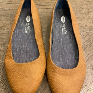 NEW Dr Sholls Be Free Flats 10w - runs a bit small-more like 9.5 Mustard yellow.